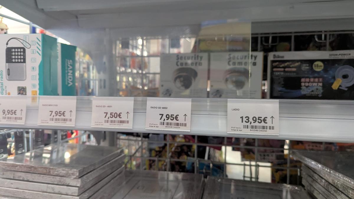Productos agotados en un supermercado de Barcelona este lunes por la tarde