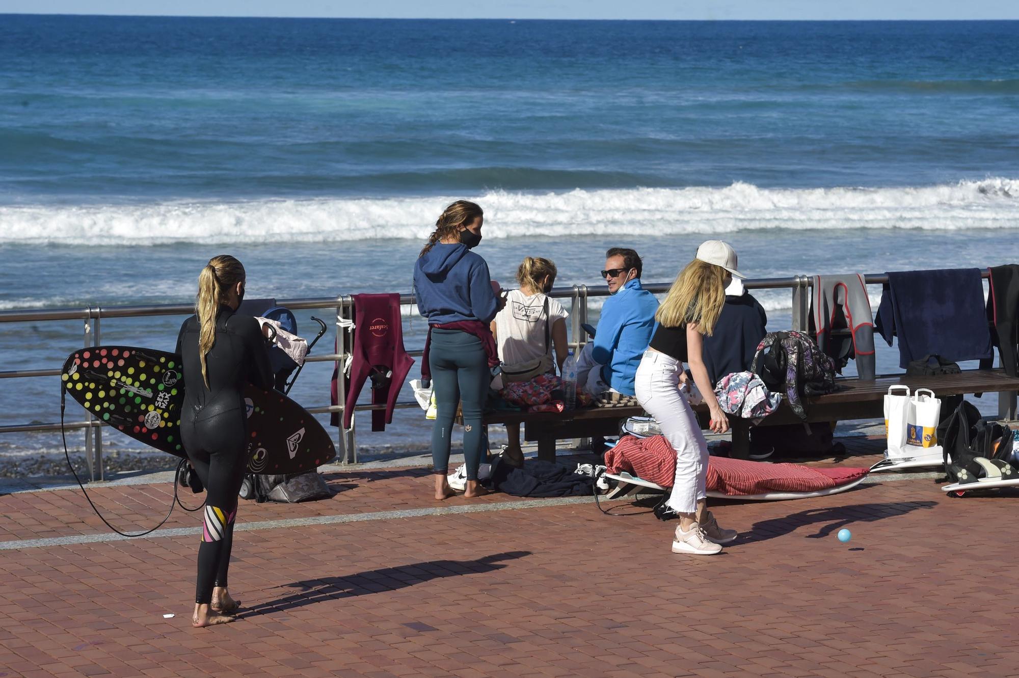 Ambiente en La Cícer durante el torneo de surf