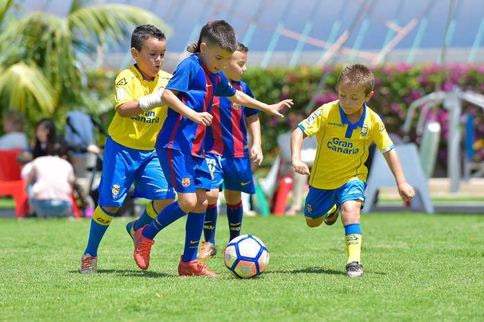 Niños aficionados del FC Barcelona y de la UD ...