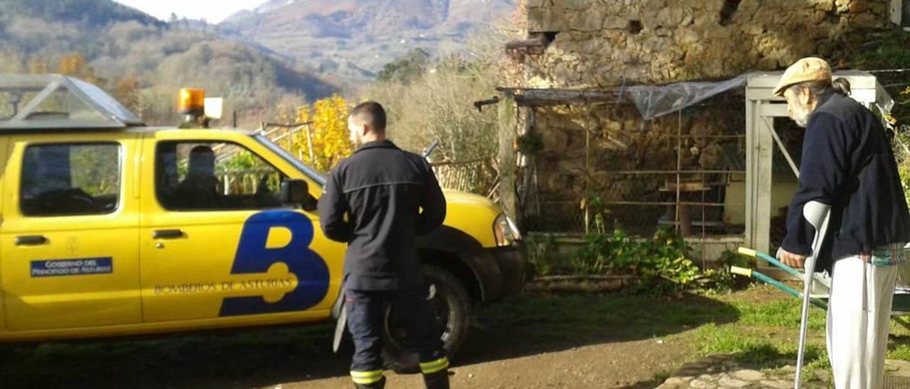 Ángel Notario, despidiéndose de los bomberos que lo llevaron a casa tras recibir el alta en el hospital ayer.