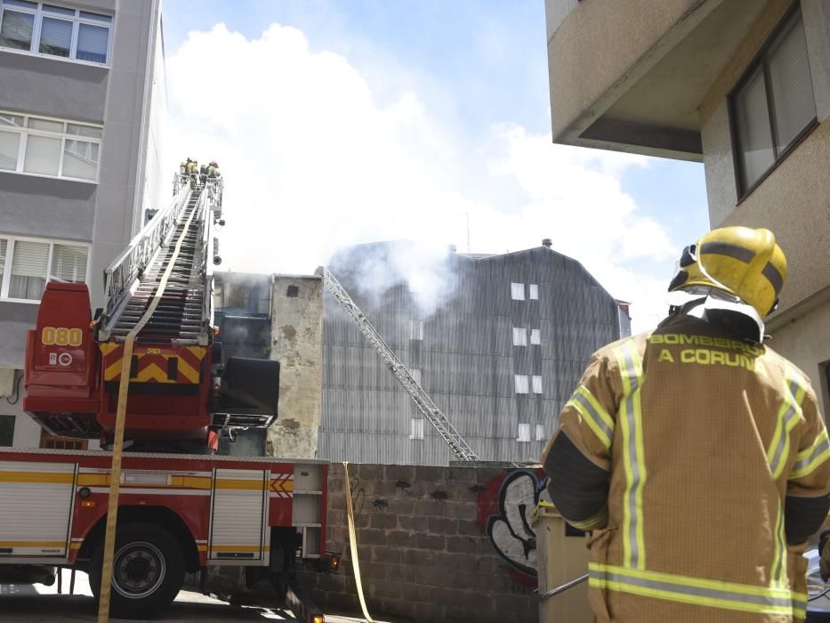 Los bomberos sofocan un incendio en una casa abandonada en A Falperra