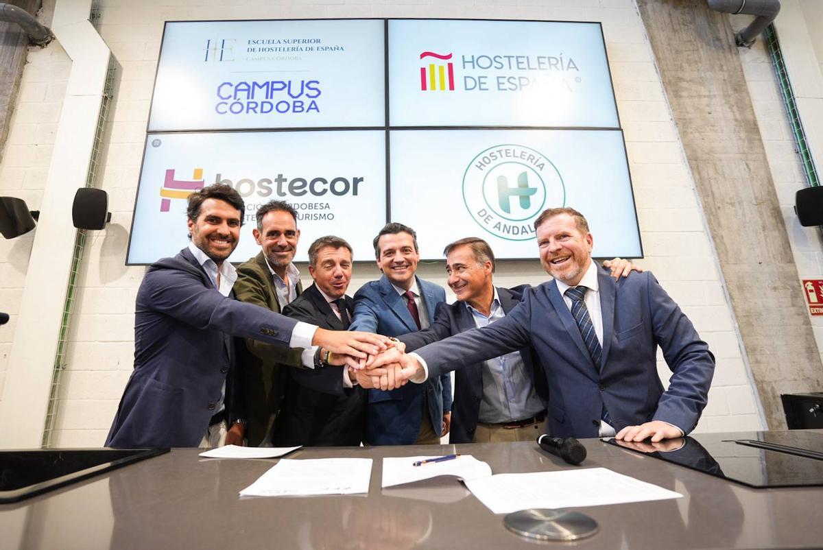 El alcalde José María Bellido, junto a los representantes de la hostelería y los socios fundadores de Campus Córdoba.