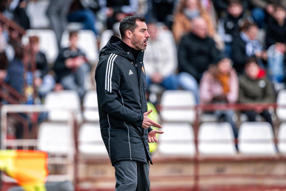 Sellés da instrucciones desde la banda del Carlos Belmonte.