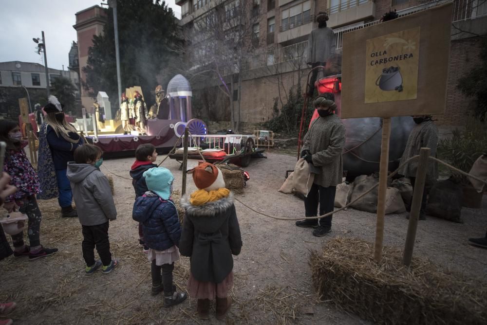 Famílies desfilen il·lusionades pel Parc de Reis de Manresa