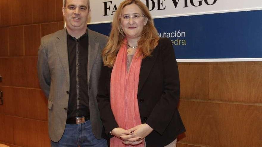 El periodista de Onda Cero Rubén Rey presentó a la escritora Luz Gabás.  // José Lores