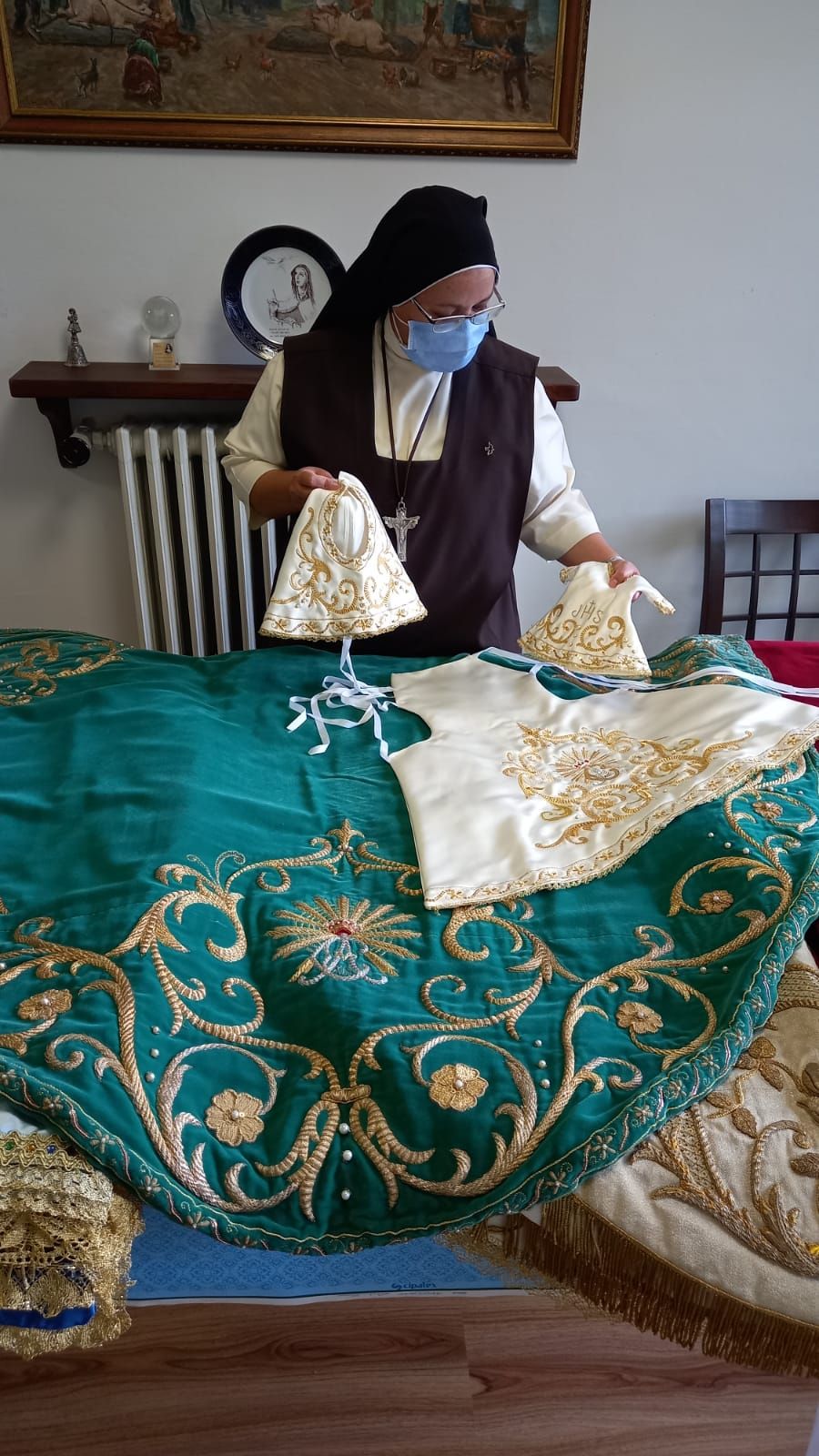 El ropero de la Santina: más de medio centenar de mantos dignos de una reina