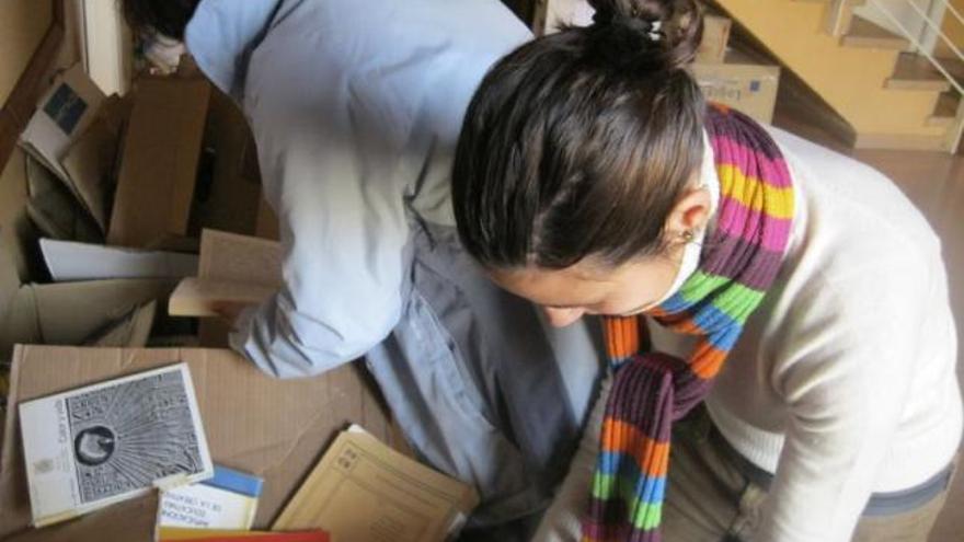 Dos trabajadoras empaquetan libros en cajas ayer por la mañana.