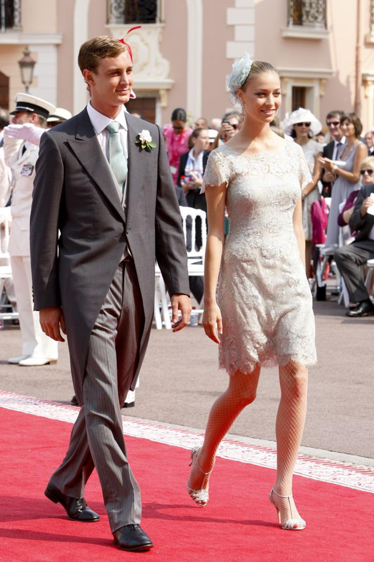 Beatrice Borromeo con look sofisticado durante una boda