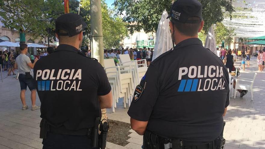 Agentes de la Policía Local de Llucmajor efectúan labores de vigilancia en el municipio.
