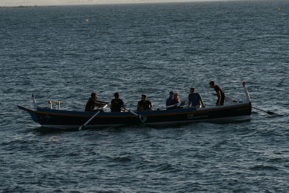 La Asociación de Amigos de la Barca de Jábega celebró el pasado lunes el solsticio de verano en la playa de La Araña con paseos en barca de jábega, sones de caracolas y lectura de poemas y relatos