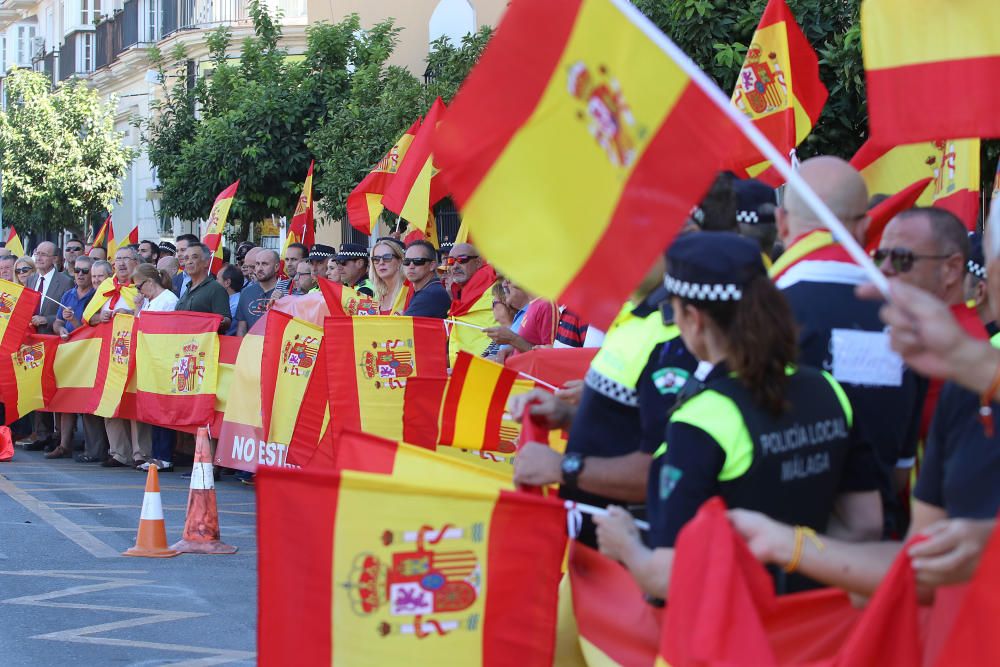 La Policía Local de Málaga organiza ante su sede una concentración en apoyo de los policías nacionales y los guardia civiles que se han desplazado a Cataluña con motivo del referéndum del 1-O