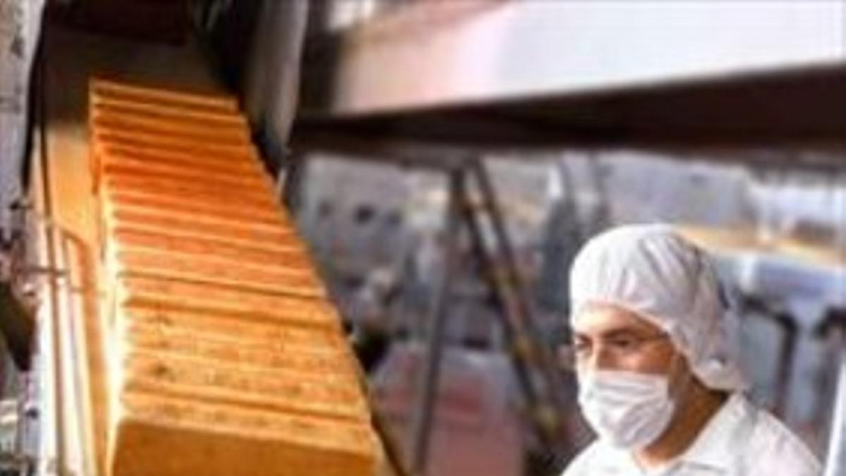 Pan de molde 8 Un trabajador de la planta de producción de Ciudad de México de Bimbo.