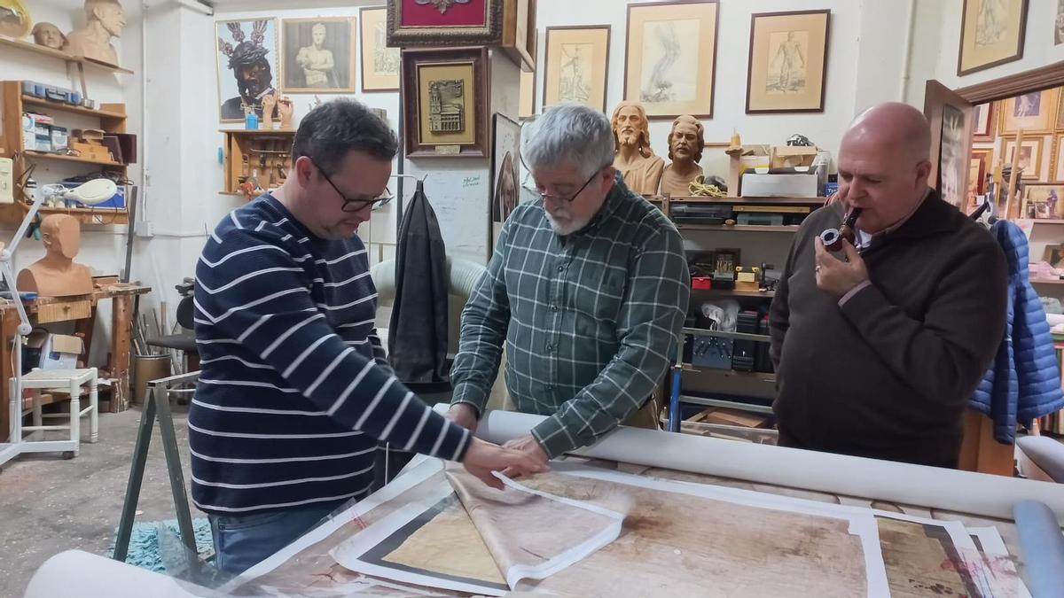 Peinado Rocamora, Miñarro y Sánchez Hermosilla, en el taller del escultor hace escasas semanas analizando nuevos datos del Santo Sudario de Oviedo.