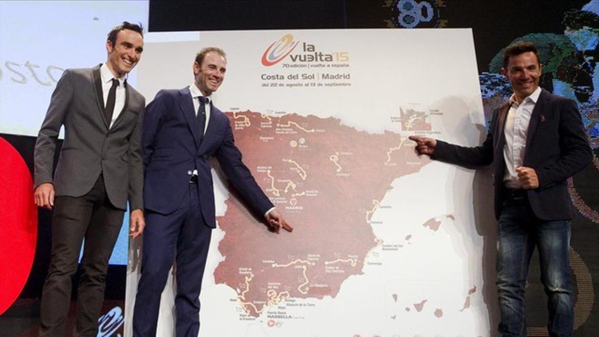 Los ciclistas Luis Ángel Maté, Alejandro Valverde y Joaquim Rodríguez posan ante el mapa del recorrido de la Vuelta 2015, presentado en Torremolinos.