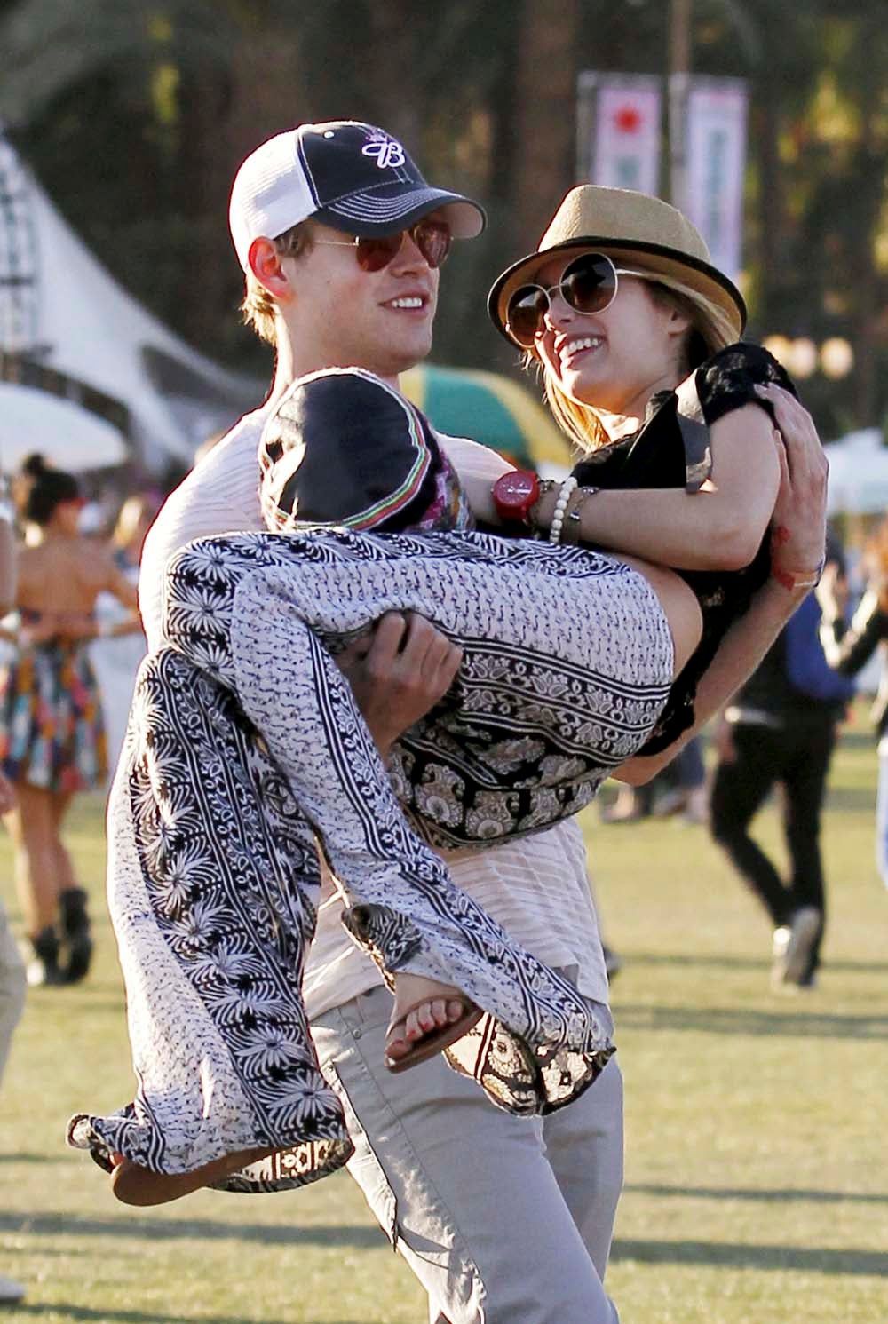 Emma Roberts y Chord Overstreet en 2012