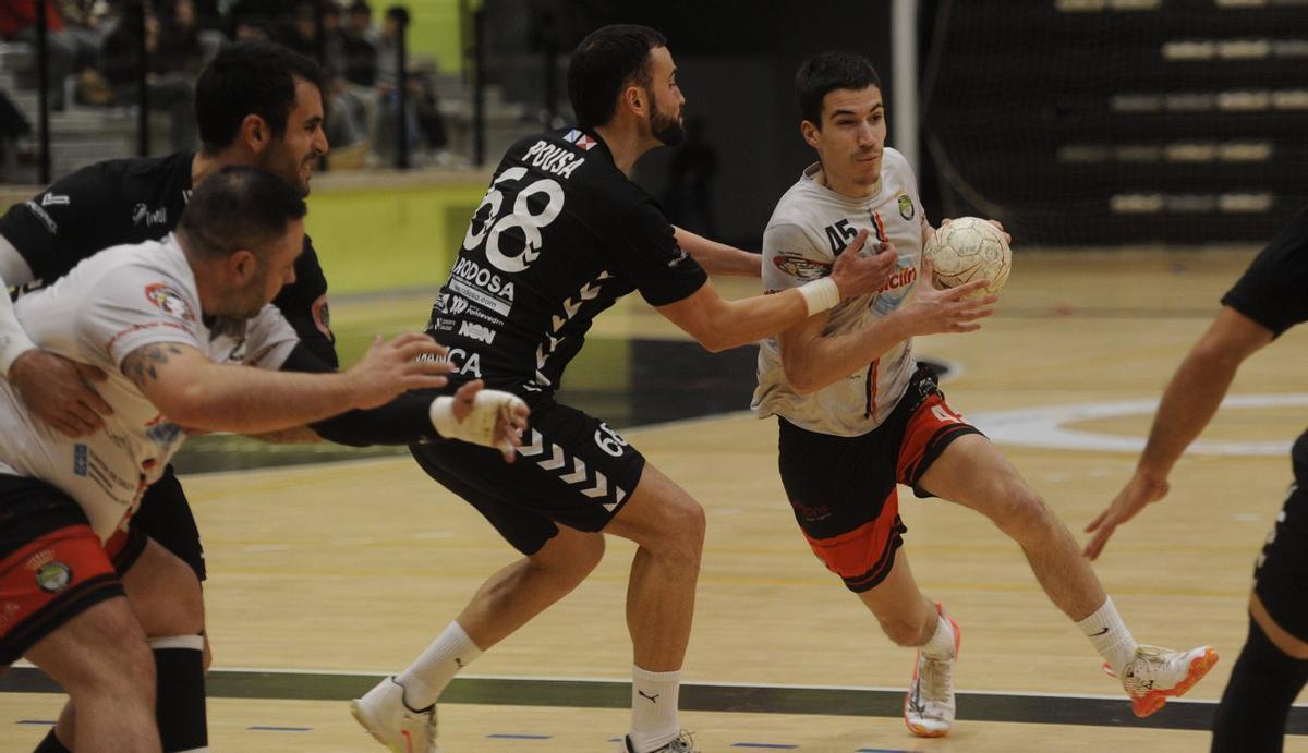 Una acción de un encuentro anterior jugado en el pabellón Lalín Arena. | BERNABÉ/JAVIER LALÍN
