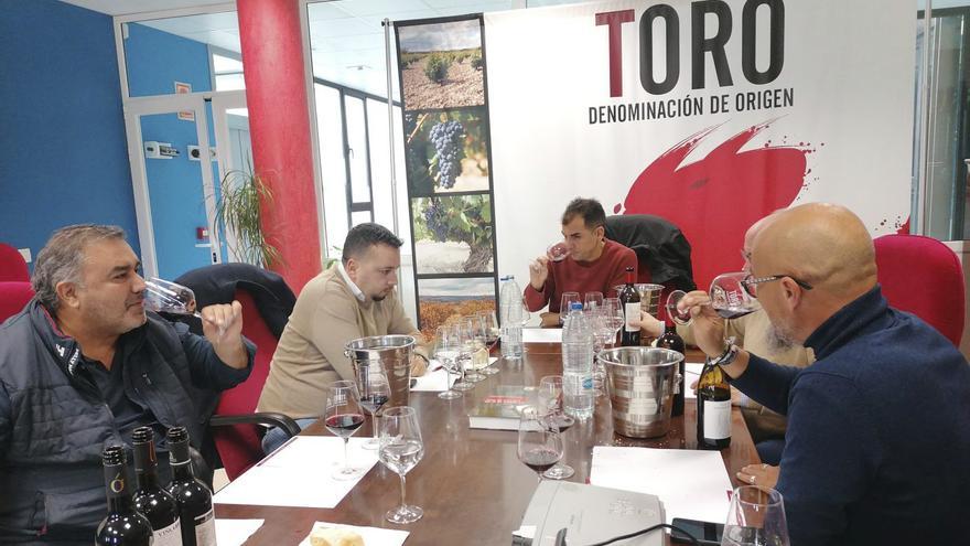 Roberto Durán, en el centro de la imagen, con otros profesionales del sector cata vinos de Toro. | M. J. C.