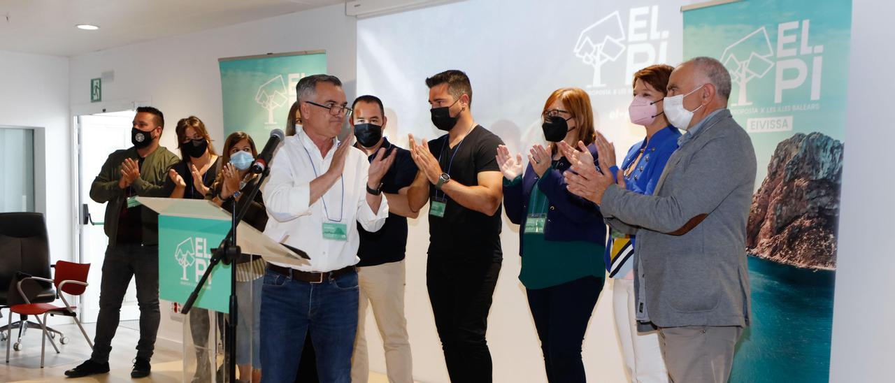 Roldán se cruza la mirada con Torres en la clausura del congreso insular de El Pi de Eivissa