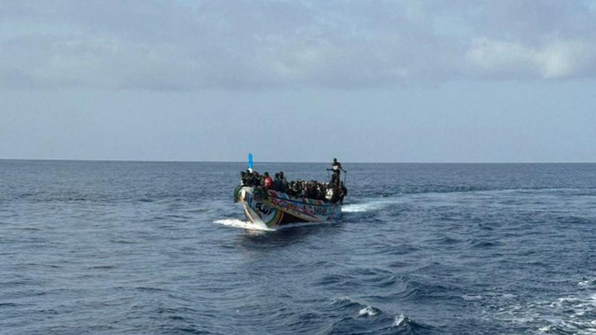 Salvamento Marítimo intercepta un cayuco con 80 migrantes subsaharianos a 3,5 millas de la isla de El Hierro