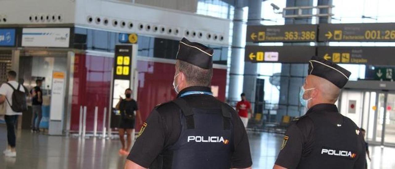 Dos agentes de la Policía Nacional en un aeropuerto español.