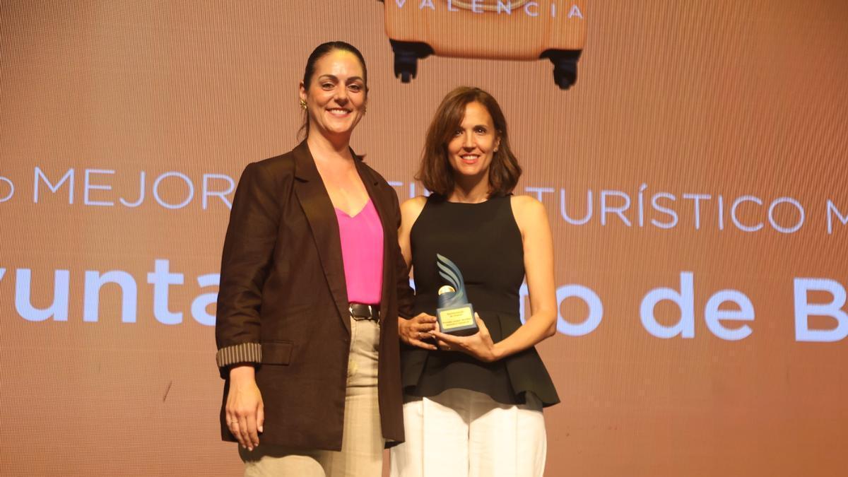 Olga Saeta, directora comercial de Levante EMV, y Virginia Sanz, alcaldesa de Buñol.