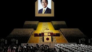 Los vínculos con una turbia iglesia dinamitan el funeral de Abe