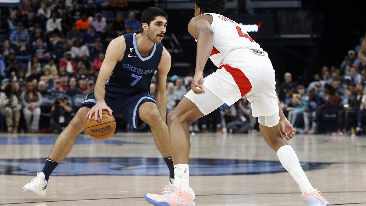Santi Aldama se pasa el balón entre las piernas ante la defensa de Scottie Barnes, de los Toronto Raptors