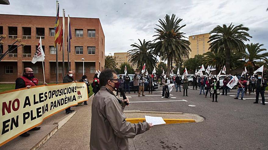 Un instante durante la concentración ante la conselleria. | GERMÁN CABALLERO