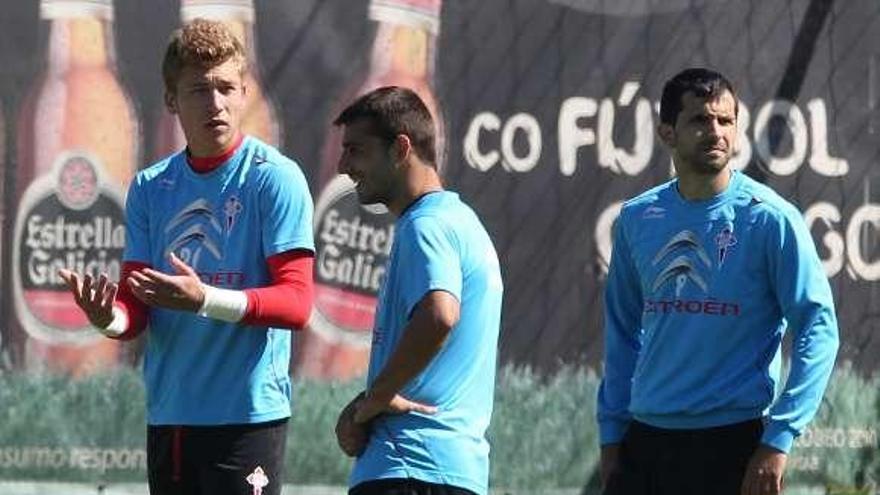 Jony, ayer en A Madroa junto a Rubén Blanco y Álex López. // R. Grobas