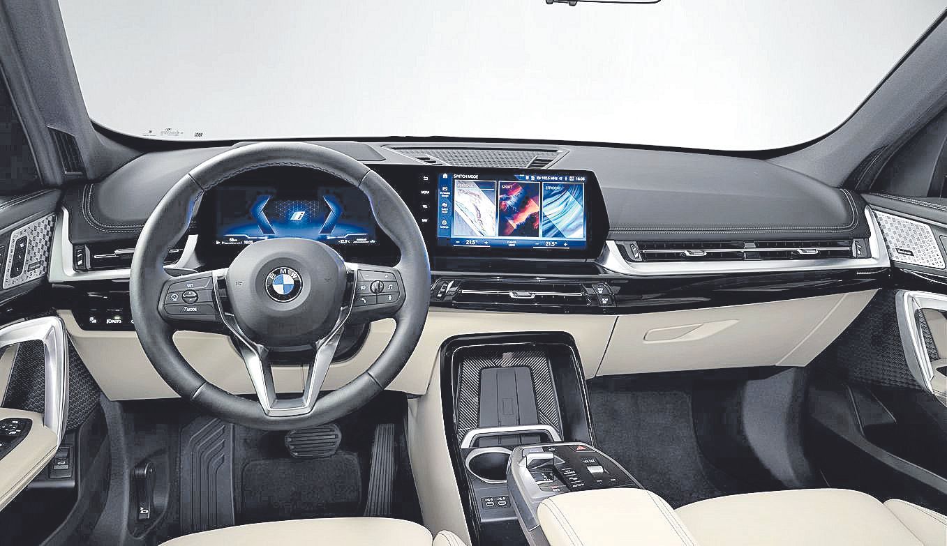 El nivel de digitalización de los nuevos BMW X1es tan alto que presenta dos pantallas unidas bajo una superficie curva, con un ‘display’ para el conductor de 10,25 pulgadas y otro para el sistema multimedia de 10,7 pulgadas