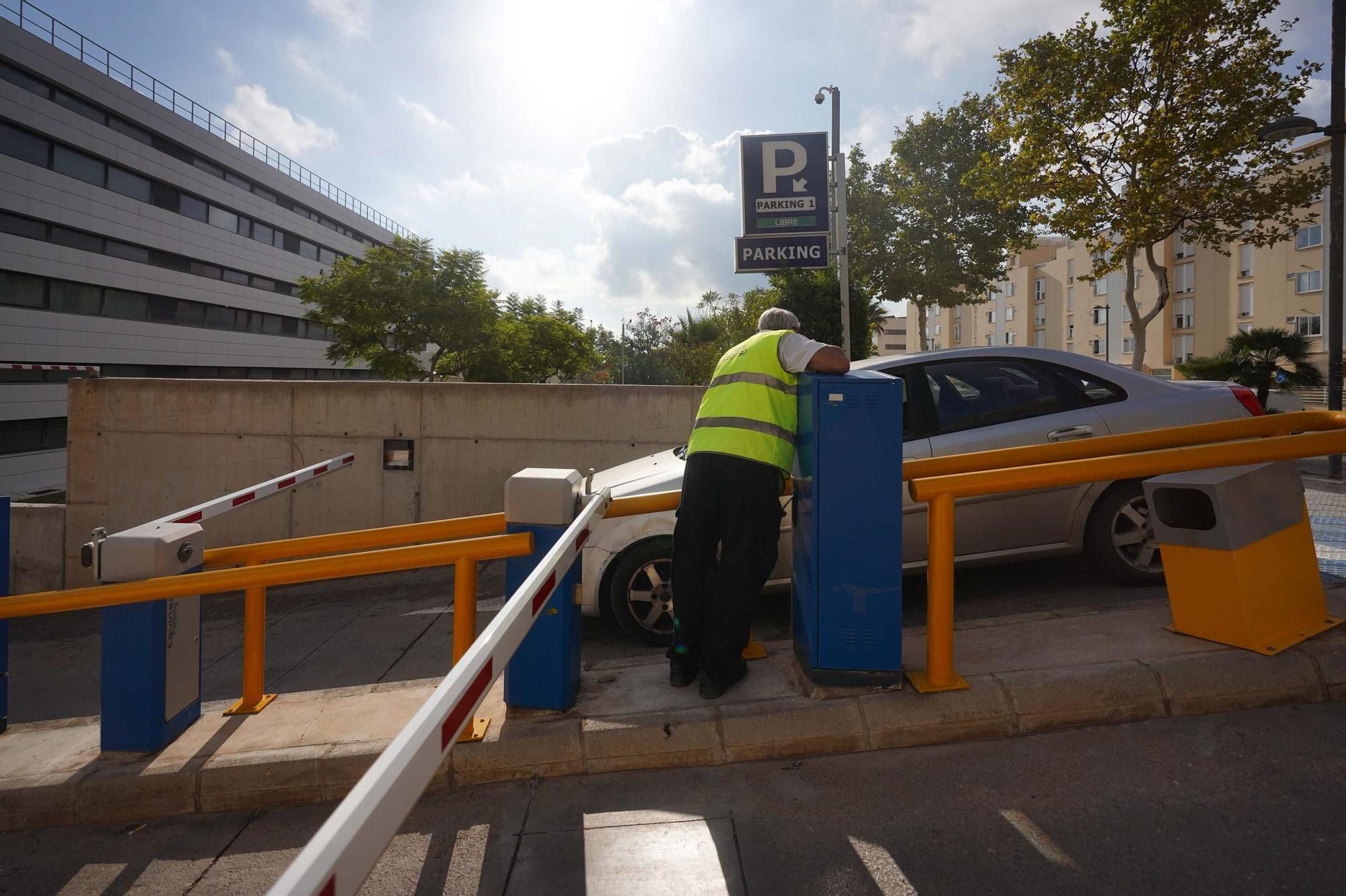 Mira aquí las imágenes del primer día del parking de Can Misses con la barrera bajada