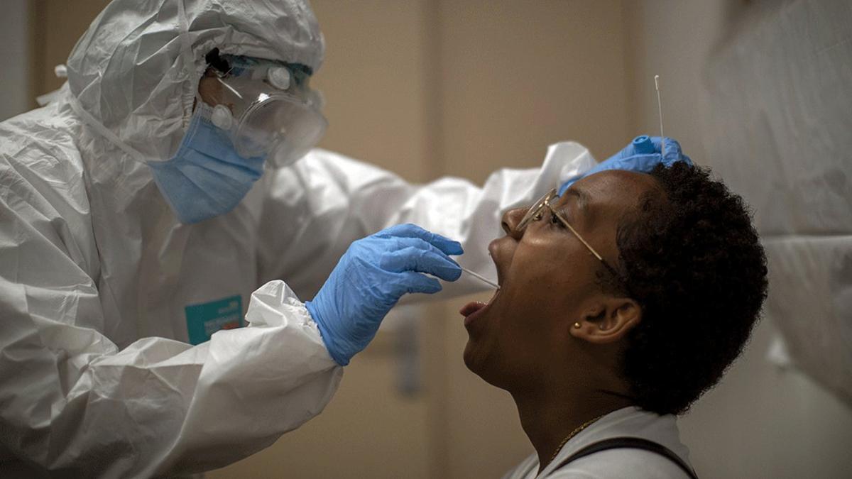 Un sanitario toma una muestra para una prueba de PCR en L'Hospitalet, este martes 14 de julio