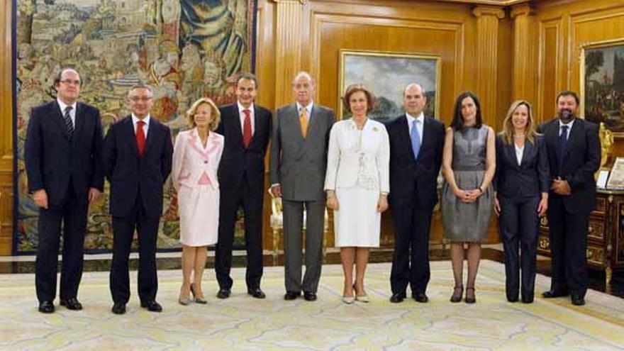 De izqda. a dcha. Ángel Gabilondo, José Blanco, Elena Salgado, Rodríguez Zapatero, Don Juan Carlos, Doña Sofía, Manuel Chaves, Ángeles González- Sinde, Trinidad Jiménez y Francisco Caamaño, tras la jura del cargo