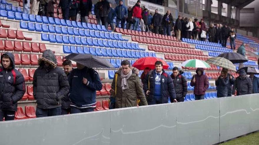 Los futbolistas de ambos equipos preparados para saltar al campo.