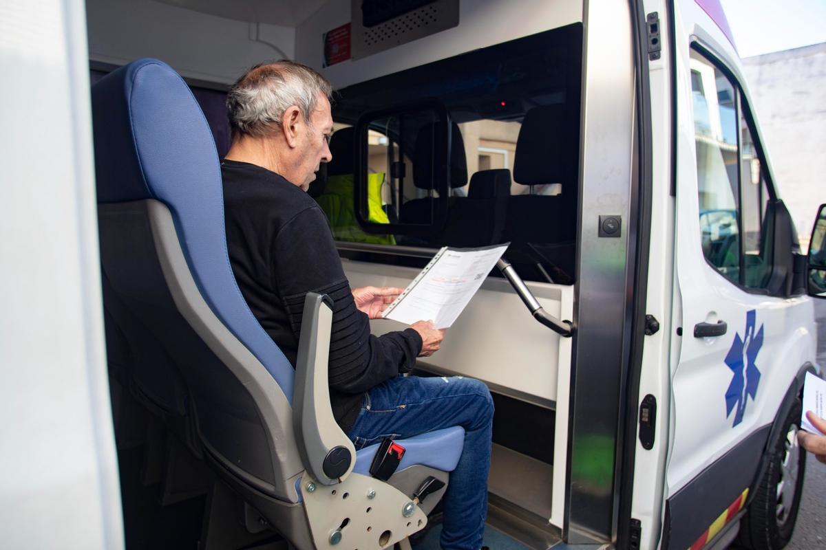 Juan Ramón Ferrer ha sido trasladado en ambulancia después de que le informaran que el desahucio se ha paralizado.