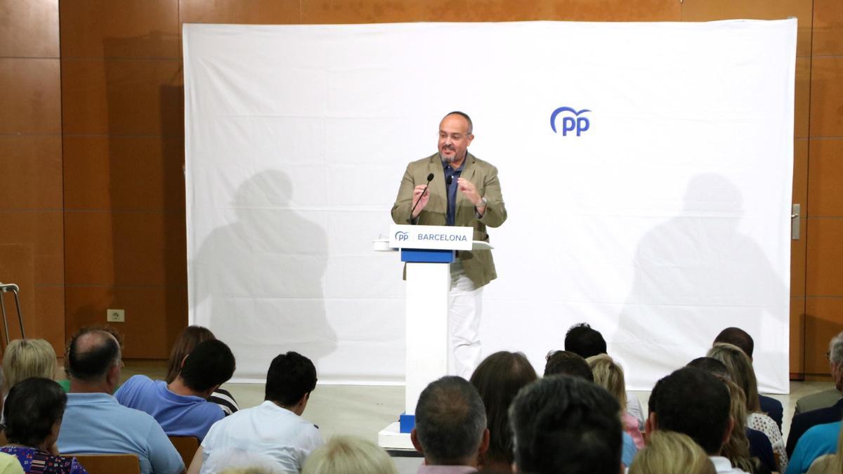 El presidente del PPC, Alejandro Fernández, critico con las políticas de Sánchez