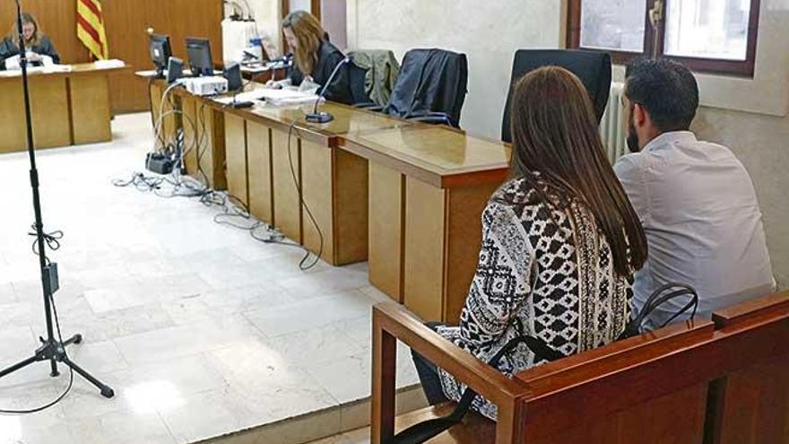 Los dos condenados por explotar a sus trabajadores, durante el juicio en la Audiencia.