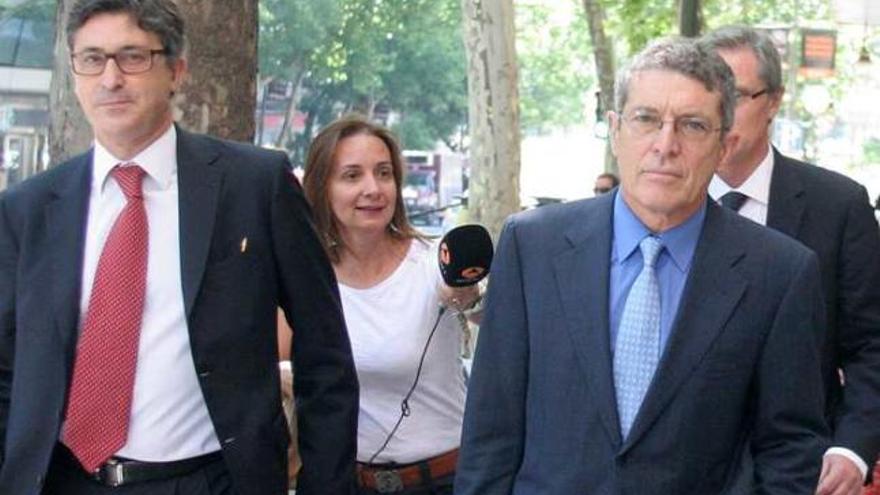 Vicente Soriano, a la derecha, junto a su abogado, ayer momentos después de declarar.