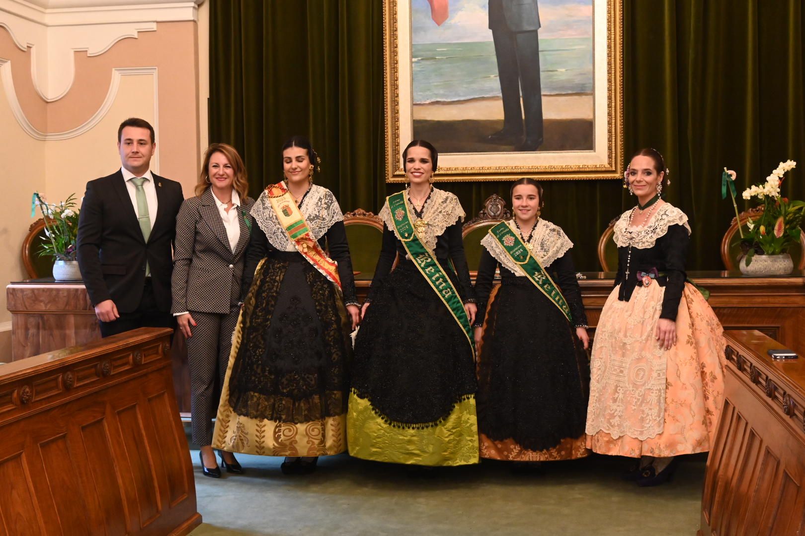 Galería de imágenes: Recepción de las reinas de los pueblos en el Ayuntamiento de Castelló