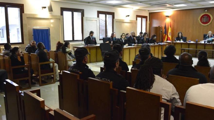 Los acusados de narcotráfico, ayer durante el juicio en la Audiencia Provincial.