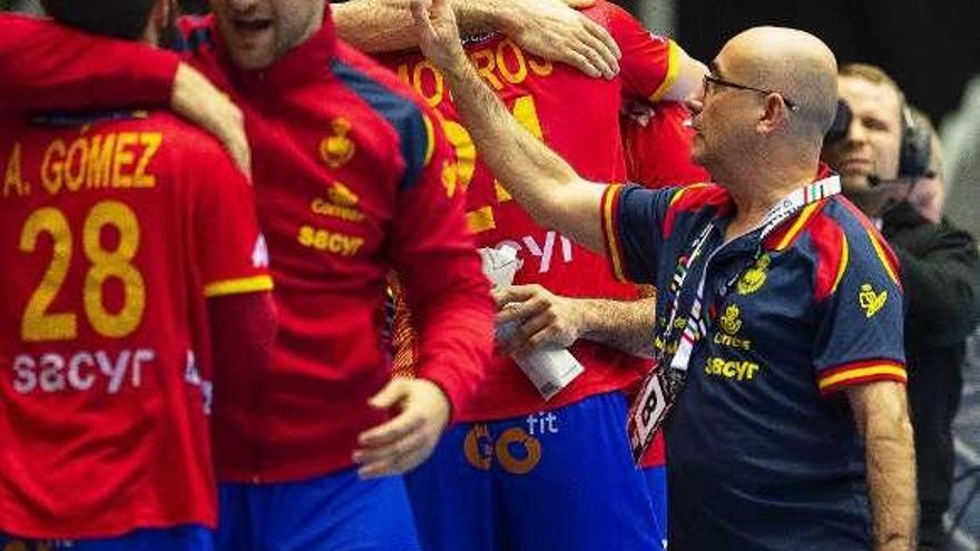 El seleccionador, Jordi Ribera, celebra la victoria con sus jugadores.