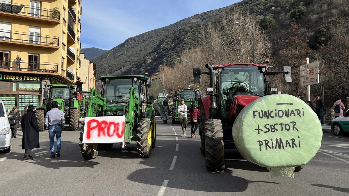 Protesta de agricultores con sus tractores en Sort