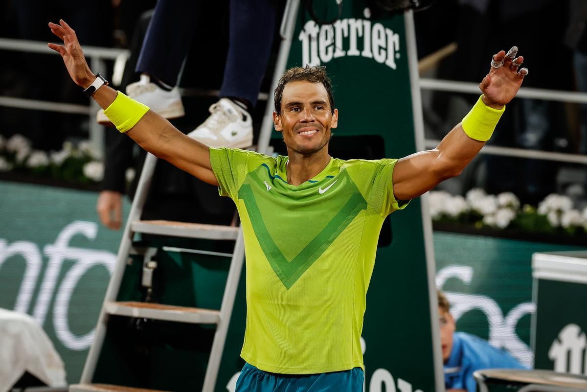 Nadal eleva los brazos al cielo por su victoria en París