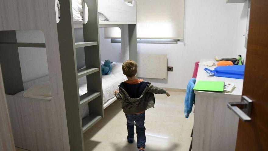 Uno de los niños de este hogar de protección de la asociación Nuevo Futuro nos muestra su habitación.