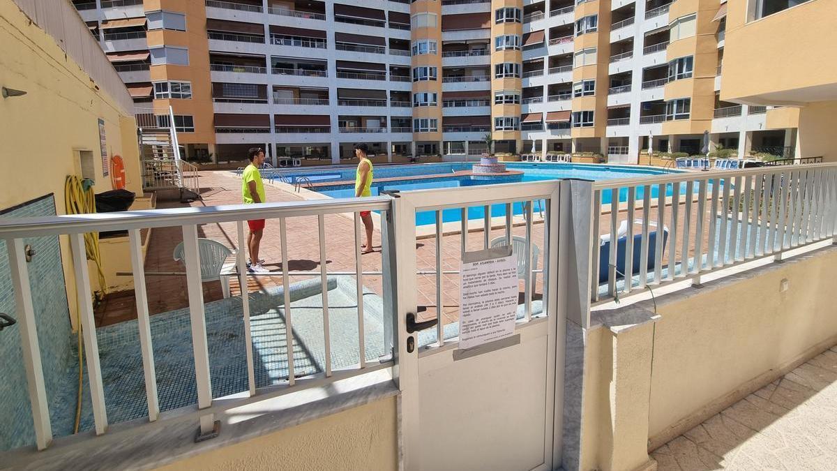 Piscina cerrada al baño en una urbanización de Cullera.