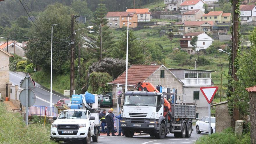 Una de las brigadas de la empresa eléctrica trabajando este sábado en un poste de la luz en A Portela.