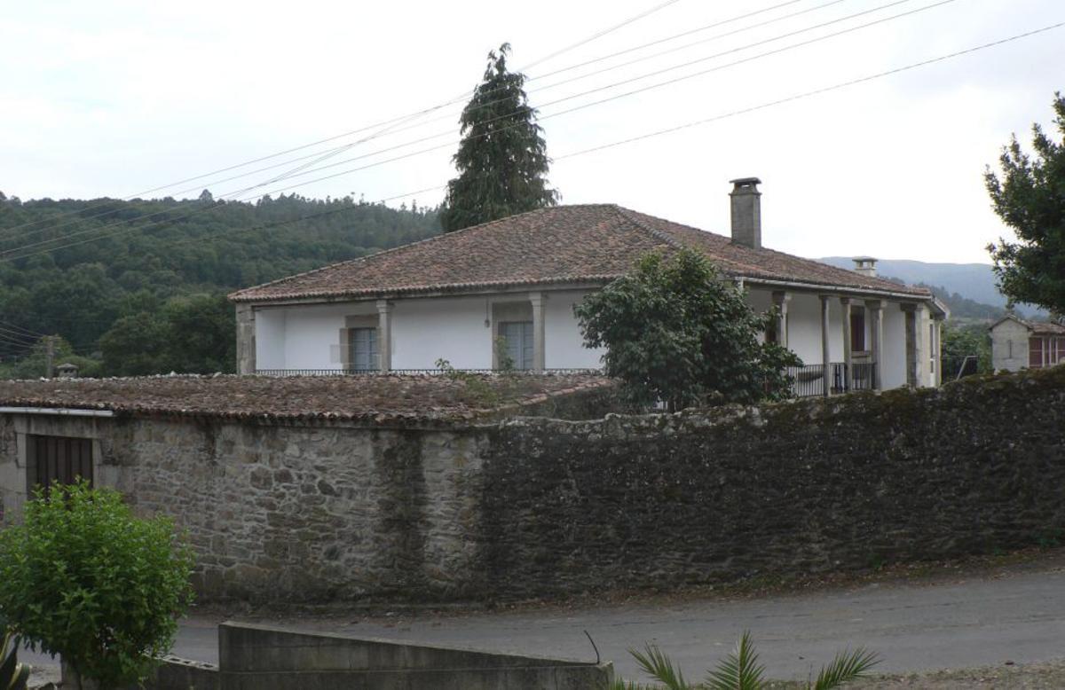 Na parroquia tivo morada e estudo o célebre pintor Colmeiro.