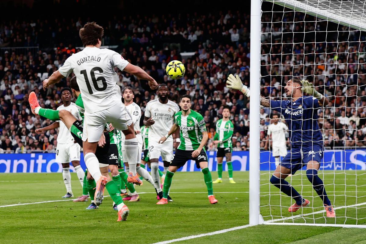 El primer gol de Gonzalo contra el Betis.