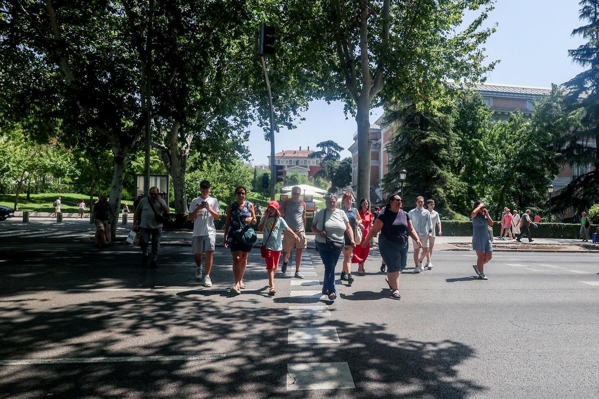 Varias personas en el centro de Madrid.