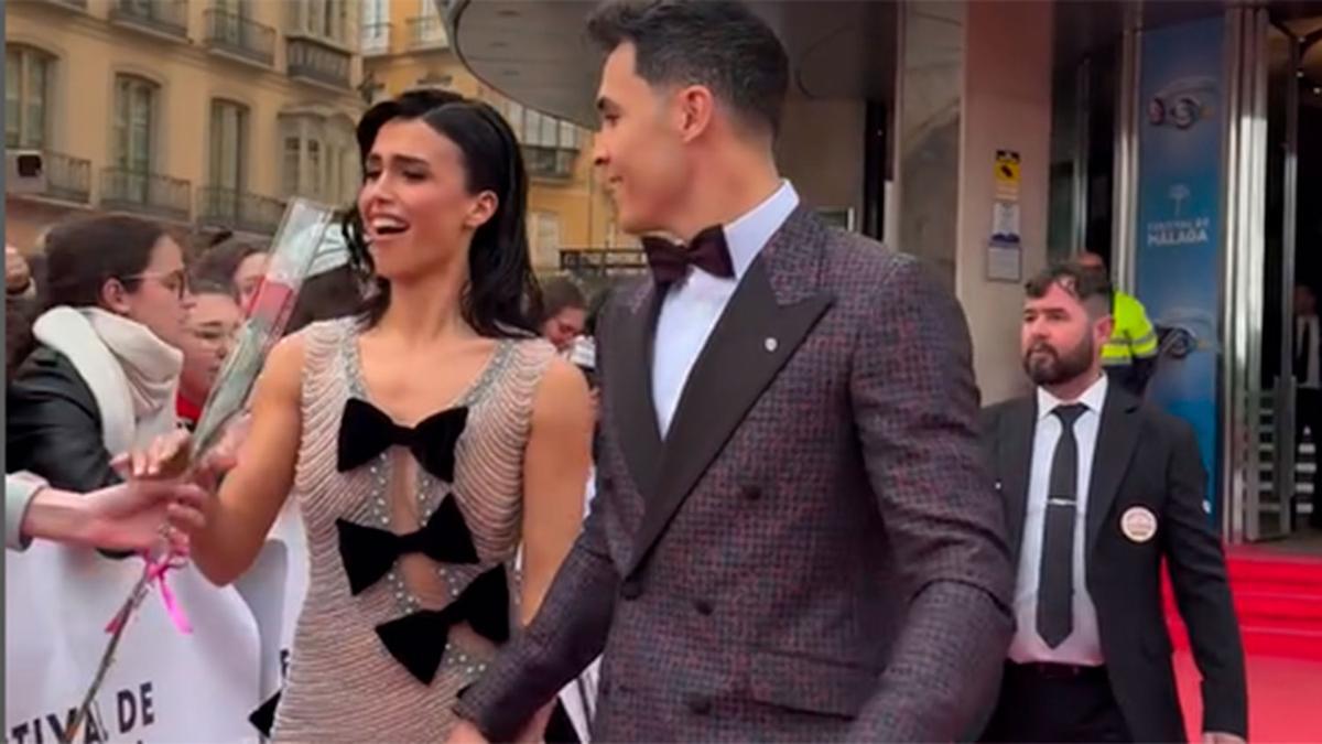 Bombazo y campanas de boda en la alfombra roja: el 'sí quiero' de Sofía Suescun a Kiko Jiménez
